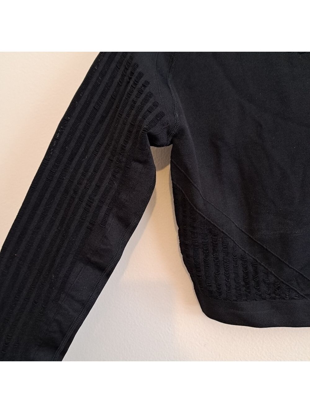 BLACK Cropped Stretchy Workout Top Size M - Picture 2 of 5